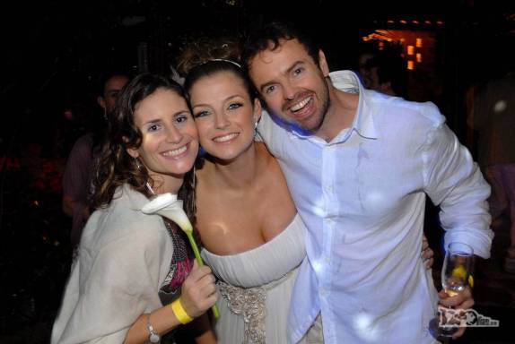 Mesmo com quase 40 graus de febre, lá estava a Laura na nossa festa de casamento na Praia Grande, Ilha do Mel, litoral do Paraná